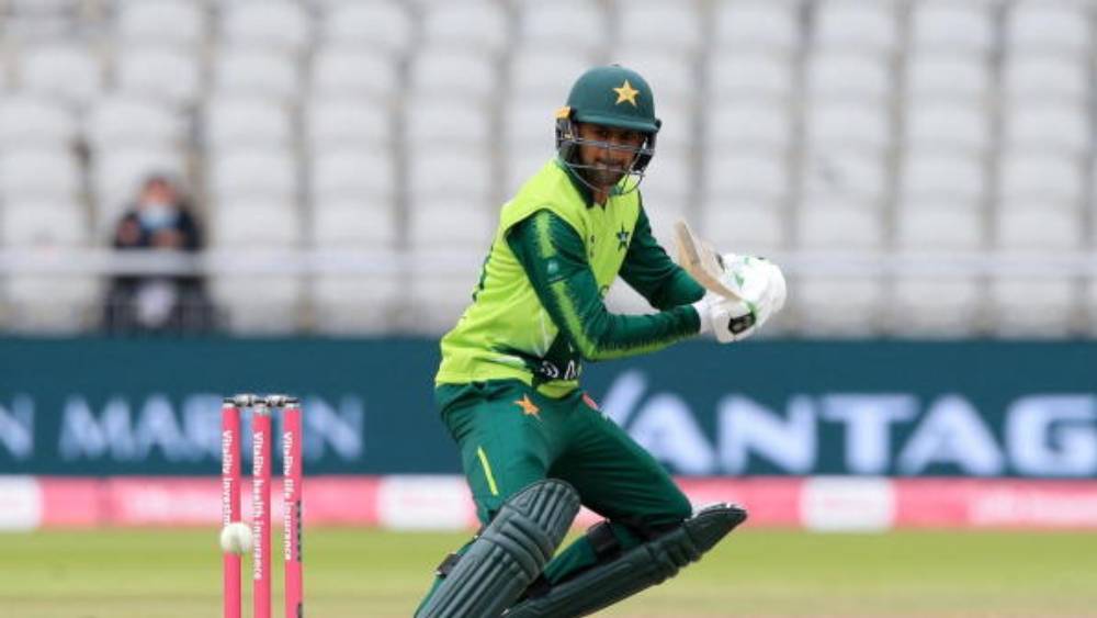 শোয়েব মালিক: ডান হাতি ব্যাটার ও ডান হাতি স্পিনার শোয়েব দলের অন্যতম অভিজ্ঞ ক্রিকেটার। হাফিজের পরে পাকিস্তানের হয়ে টি২০ ক্রিকেটে দ্বিতীয় সর্বোচ্চ রানের মালিক শোয়েব ভারতের বিরুদ্ধে বরাবর ভাল খেলেন। পাক ব্যাটিংকে নেতৃত্ব দিতে পারেন তিনি।   