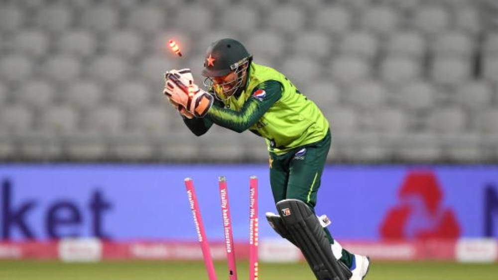 সরফরাজ আহমেদ:  উইকেট রক্ষক ও ডান হাতি ব্যাটার। তাঁর অধিনায়কত্বেই ২০১৭ সালে ভারতকে হারিয়ে চ্যাম্পিয়ন্স ট্রফি জিতেছিল পাকিস্তান। ৩৪ বছরের সরফরাজের অভিজ্ঞতা ভারতের বিরুদ্ধে পাকিস্তানের বড় অস্ত্র হতে পারে।