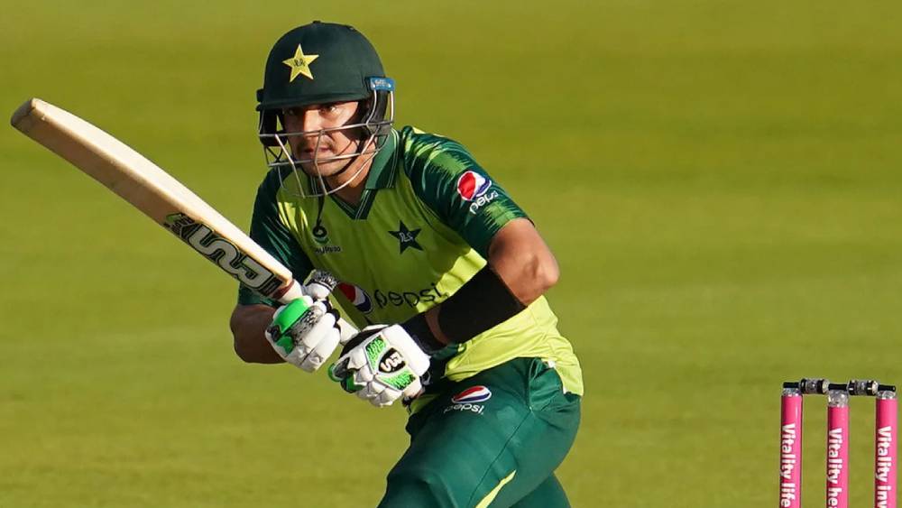 হায়দার আলি: ডান হাতি ব্যাটার। পাকিস্তান সুপার লিগ চলাকালীন জৈব বলয় ভাঙায় তাঁকে দল থেকে বাদ দিয়েছিল পাকিস্তান বোর্ড। কিন্তু তাঁর পারফরম্যান্স দেখে হায়দারকে বিশ্বকাপের দলে নিতে বাধ্য হয়েছে বোর্ড।