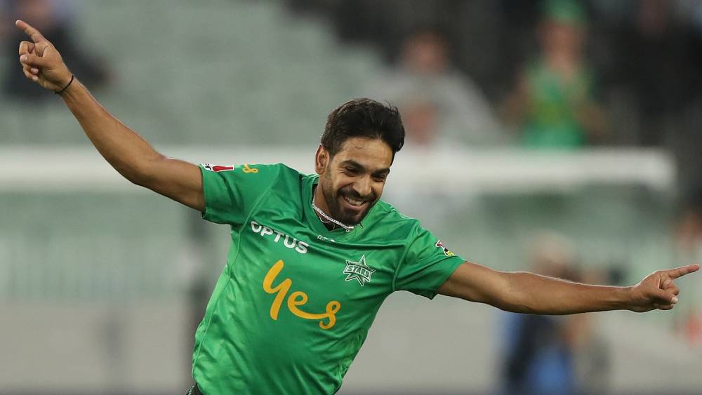 হ্যারিস রউফ: ডান হাতি জোরে বোলার। ঘণ্টায় ১৫০ কিলোমিটার গতিবেগে বল করতে পারেন। অস্ট্রেলিয়ার ঘরোয়া লিগ বিগ ব্যাশেও নজর কেড়েছেন এই বোলার।