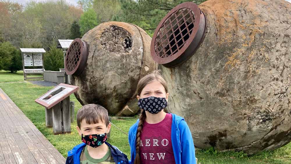 এই বলগুলি নিয়ে ধোঁয়াশা কাটেনি আজও। মনরো পার্ক জাদুঘরে সেই বিস্ময় জাগিয়েই পর্যটকদের প্রধান আকর্ষণের কারণ হয়ে রয়ে গিয়েছে ‘হর্নেট বলস’।
