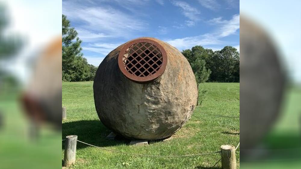 লোহার কাঠামোর উপর সিমেন্টের আস্তরণ দিয়ে বানানো বল দু’টি সাত ফুট উঁচু। এর পরিধি প্রায় ২০ ফুট। এক একটি বলের ওজন ছয় হাজার ৩৫০ কিলোগ্রাম। ফলে শুধু আকারেই নয়, ওজনেও বল দু’টি আক্ষরিক অর্থেই দানবীয়।