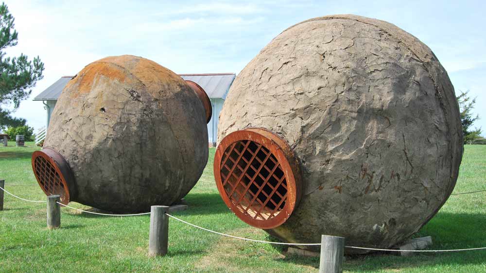 দেখতে বড় আকারের কলসির মতো। ভিতরটি ফাঁকা। আর মুখটি লোহার জাল দিয়ে আটকানো। বলটি তৈরিও হয়েছে লোহার কাঠামোর উপর।