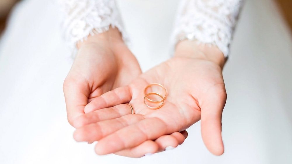 এর পরই তাতে লেখা, ‘এক জন স্বামী খুব ভাগ্য করে এ রকম দুই স্ত্রী পেয়েছিলেন। তাঁরা ঈশ্বরের কাছ থেকে পাওয়া উপহার। তাঁদের এখন স্বর্গে ঠাঁই হয়েছে। ঈশ্বর আমাকে সাহায্য করুন যাতে স্বর্গে তাঁদের সঙ্গে আবার সাক্ষাৎ হয় আমার।’