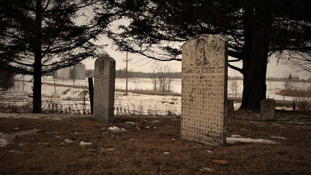 অন্টারিও-র ক্রসহিলে দুই স্ত্রীকেই পাশাপাশি কবর দেন স্যামুয়েল। স্মৃতিসৌধের উপরেও বিভিন্ন হরফ সাজিয়ে ধাঁধার জাল বিছিয়ে দেন তিনি। সৌধের উপর মোট ২২৫টি অক্ষর খোদাই করেন তিনি। সৌধের উপরে এক দিকে হেনরিয়েটা এবং অন্য দিকে সুসেনের নামও খোদাই করেন। সৌধের নীচে লেখা ‘রিডার মিট আস ইন হেভেন’ অর্থাৎ পাঠকদের সঙ্গে স্বর্গে আমাদের পরিচয় হবে।