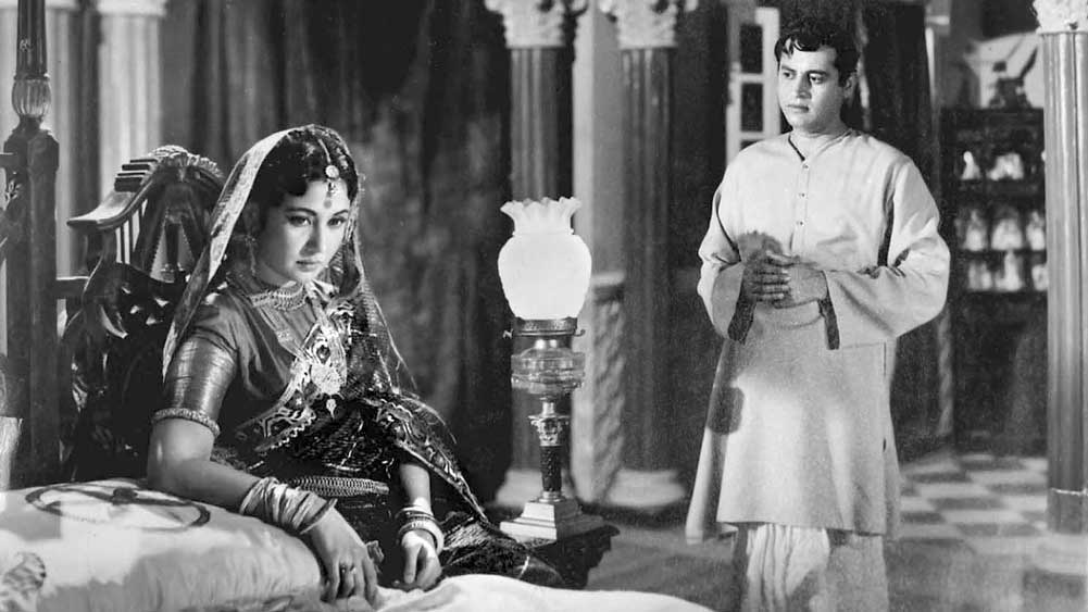 একাকিনী: ‘সাহিব বিবি অউর গুলাম’ (১৯৬২) ছবিতে ‘ছোটি বহু’র চরিত্রে মীনা কুমারী। সঙ্গে গুরু দত্ত। নীচে বাঁ দিকে, ২০১১ সালে প্রকাশিত মীনা কুমারী স্মারক ডাকটিকিটের অংশবিশেষ