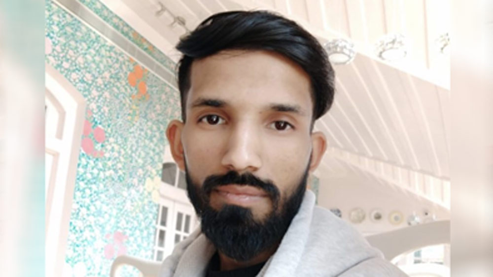 জম্মু-কাশ্মীরের বাতামালু অঞ্চলে জন্ম শেখ আসিফের। পরিবারে একমাত্র রোজগেরে ছিলেন তাঁর বাবা। জম্মু-কাশ্মীর পুলিশে কর্মরত ছিলেন তিনি। কিন্তু একার উপার্জনে সংসারের হাল বহন করা আর সম্ভব হচ্ছিল না তাঁর পক্ষে। বাবাকে সাহায্য করার জন্যই মাঝপথে পড়া থামিয়ে উপার্জন করতে শুরু করেছিলেন আসিফ।