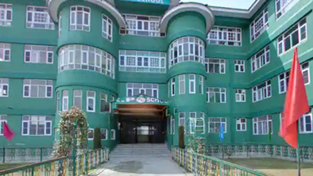 তখন অষ্টম শ্রেণিতে পড়তেন তিনি। চার ভাইবোনের মধ্যে আসিফই ছিলেন বড়। দায়িত্ব পালনের ভার তাঁর কাঁধে এসেই পড়েছিল প্রথম। বরাবরই আসিফের ইচ্ছা ছিল তথ্যপ্রযুক্তি নিয়ে পড়াশোনা করার। সেটা আর হয়ে ওঠেনি। কিন্তু স্কুল ছাড়ার পর একটি তথ্যপ্রযুক্তি সংস্থাতেই তিনি কাজে যোগ দিয়েছিলেন। টুকটাক কাজ শিখেছিলেন সেখানেই।