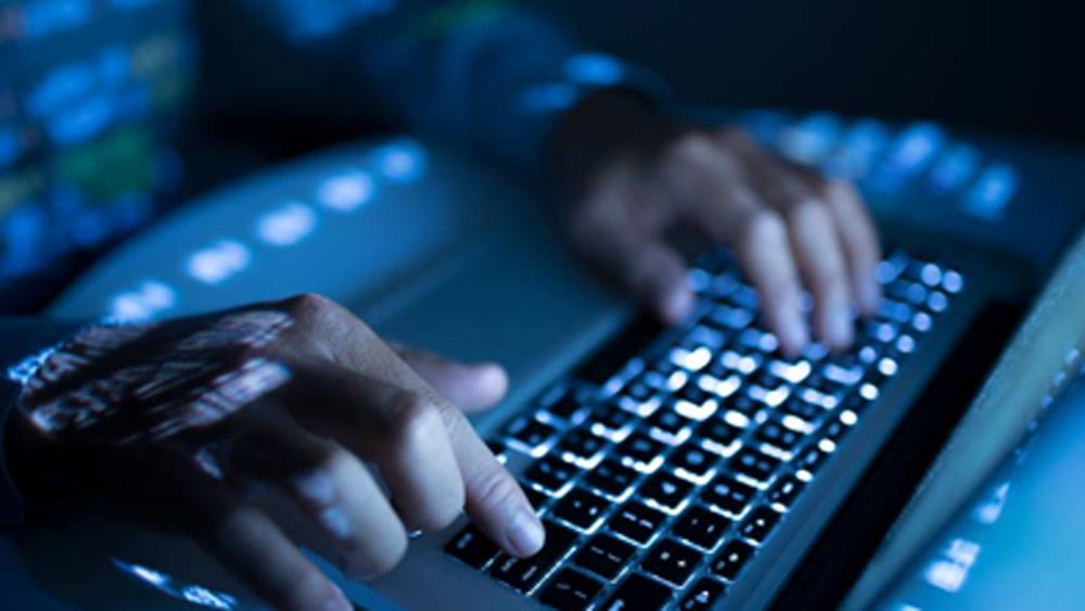 ২০১৬ সালে অন্য একটি সংস্থায় কাজের সুযোগ পান আসিফ। সেই সংস্থায় গ্রাফিক ডিজাইনার হিসাবে যোগ দিয়েছিলেন। পরবর্তী ছ’মাস সেখানে কাজ শেখেন। ওই সংস্থা তার পর বন্ধ হয়ে গিয়েছিল। আসিফকে নতুন কোনও কাজ খুঁজে নিতে বলা হয়।