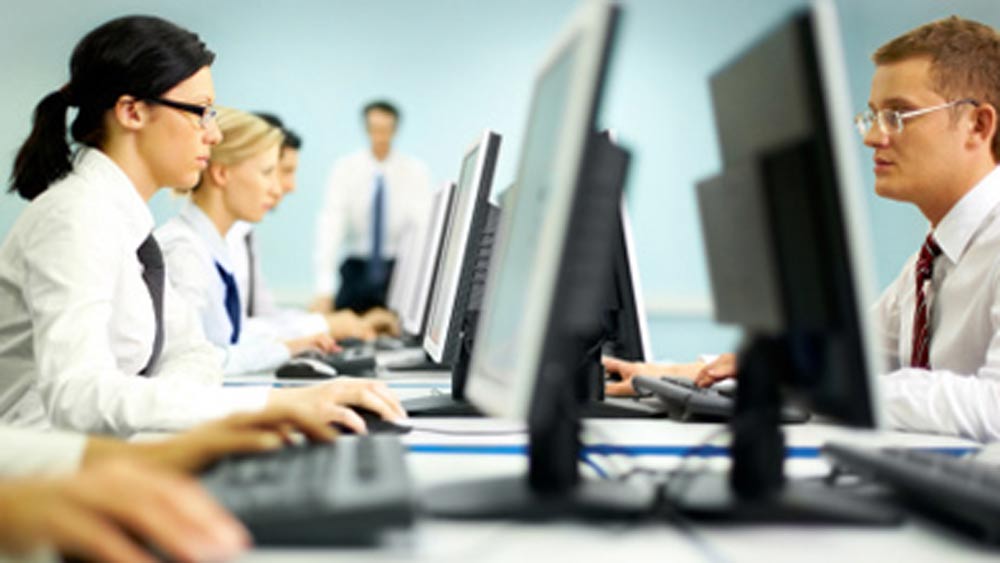 দিনরাত নতুন চাকরির সন্ধান শুরু করেন তিনি। ওই বছরই লন্ডনে এক ব্যক্তি তাঁকে ডেকে পাঠান। তিনি গুগল-এ কর্মরত ছিলেন। তিনিই আসিফকে নিজের একটি অফিস গড়ে তোলার পরামর্শ দেন। খুব কম খরচে কী ভাবে আসিফ তথ্যপ্রযুক্তি সংস্থা গড়ে তুলতে পারবেন সেটিও জানিয়ে দেন তিনি।