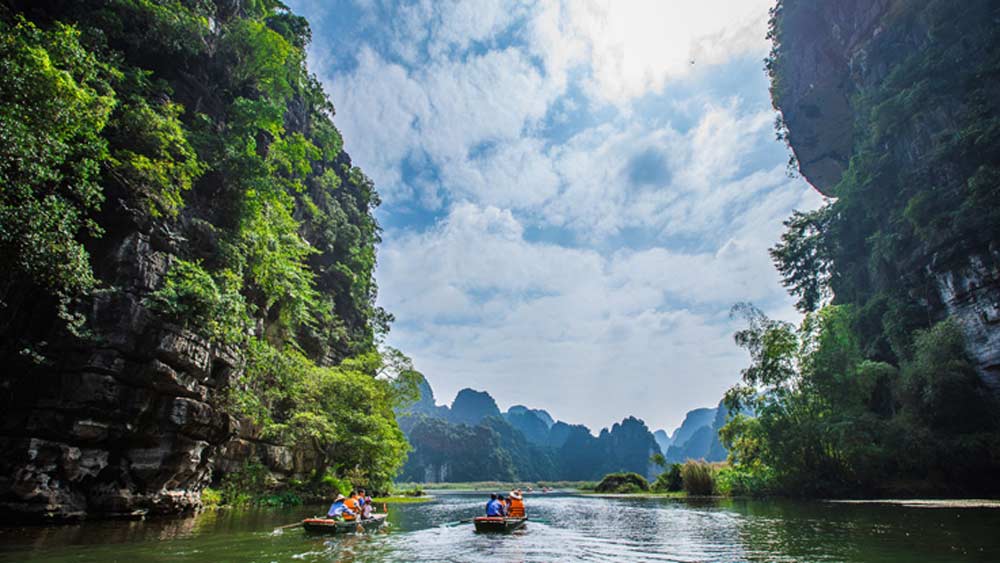 প্রমোদতরী রওনা দিতে এখনও দু’বছর দেরি রয়েছে। কিন্তু ইচ্ছা থাকলে যত তাড়াতাড়ি সম্ভব টিকিট কেটে ফেলতে বলছে সংস্থা।