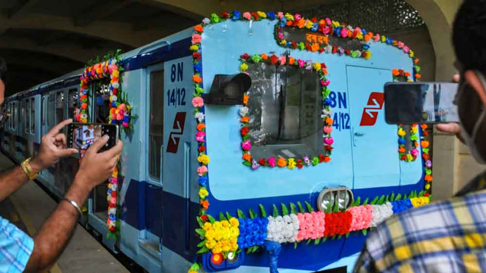 ৩৮ বছরে পা দিল কলকাতা মেট্রো। রবিবার সুখ-দুঃখ সঙ্গে করে মহানায়ক উত্তমকুমার স্টেশনে পালিত হল ভারতের প্রথম মেট্রো রেলের জন্মদিন।