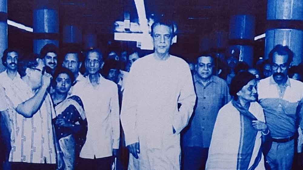 বিখ্যাত চলচ্চিত্র পরিচালক সত্যজিৎ রায় সিনেমা তৈরির ভাবনা নিয়ে মেট্রো পথ ঘুরে দেখেন। এ রকম বহু স্মৃতি জড়িয়ে আছে কলকাতা মেট্রোর সঙ্গে।