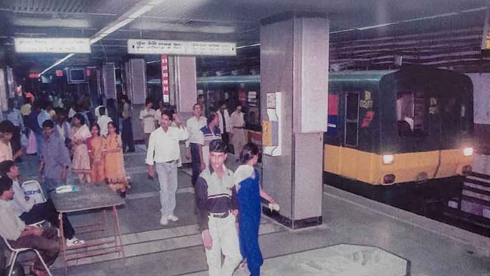 ১৯৮৪ সালের ২৪ অক্টোবর এসপ্ল্যানেড থেকে প্রথম যাত্রী নিয়ে শুরু হয়েছিল মেট্রোর পথ চলা। তার পর কেটে গিয়েছে বহু বছর। সময়ের সঙ্গে তাল মিলিয়ে বার বার নিজেকে পরিবর্তন করে সমান তালে চলছে মেট্রো।