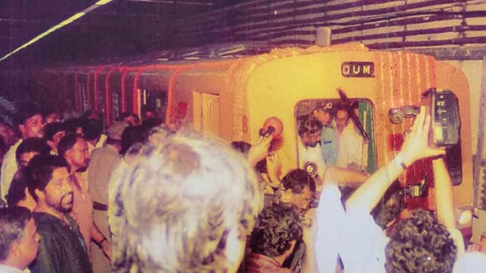 রবিবার মেট্রো রেলের তরফে বলা হয়, ‘‘আমরা গর্বের সঙ্গে জানাচ্ছি যে বাতানুকূল ছাড়া (নন এসি) মেট্রো পরিষেবা আজ থেকে সম্পূর্ণ ভাবে বন্ধ করে দেওয়া হচ্ছে। হাতে পর্যাপ্ত বাতানুকূল কামরা থাকায় আজকের পরে যাত্রী পরিষেবায় আর কোনও দিন কোনও নন এসি মেট্রো চালানো হবে না! সুড়ঙ্গের মধ্যে নন এসি মেট্রোর সেই গর্জন, ভেতরের সেই স্যাঁতস্যাঁতে আবহাওয়া আর কখনও আপনাদের সহ্য করতে হবে না! আপনার প্রিয় নন এসি মেট্রো দরজা আর কখনও খুলবে না, আর কখনও মেট্রোর মধ্যে সেই পাখা চলবে না! সব এখন ইতিহাসের পাতায়!’’