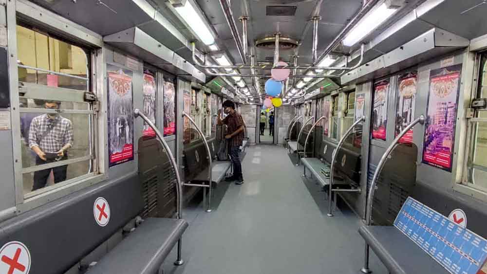 দুঃখের খবর, রবিবার থেকে আনুষ্ঠানিক ভাবে মেট্রো জানিয়ে দিল, আর কখনও মেট্রোর মধ্যে সেই পাখা চলবে না। পুরনো মেট্রোর সেই রেক এখন ইতিহাসের পাতায়।