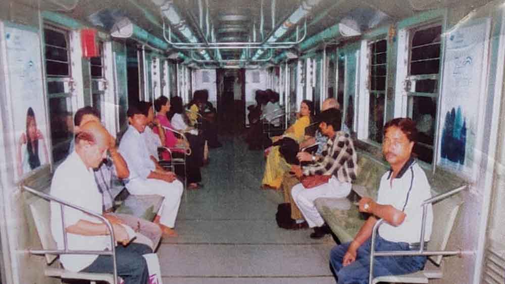 বাতানুকূল ছাড়া সাধারণ কামরা নিয়েই দীর্ঘদিন সগর্বে চলেছে কলকাতার মেট্রো। ২০১০-র ৭ অক্টোবর মেট্রোয় প্রথম আসে বাতানুকূল কামরা। তখন সংখ্যাটা ছিল মাত্র দুই। তার পর ধীরে ধীরে সংখ্যাটা বাড়তে বাড়তে এখন মেট্রোর সব কামরাই বাতানুকূলে উত্তীর্ণ হয়েছে। এবং আগামিদিনে তাই-ই বজায় থাকবে বলে জানাচ্ছেন মেট্রো রেলের কর্তারা। দীর্ঘদিন ধরে নন এসি মেট্রো চালাচ্ছেন এমন এক চালকের আক্ষেপ, ‘‘এ বার অলবিদা বলতেই হল!’’