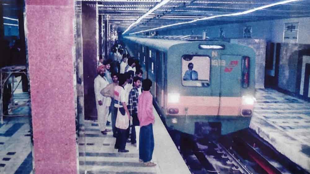 কী ভাবে শুরু হয়েছিল মেট্রোর যাত্রাপথ, কেনই বা মেট্রোর প্রয়োজন পড়ল কলকাতাবাসীর, সে সবের উত্তর পাওয়া গেল ওই প্রদর্শনী থেকে।