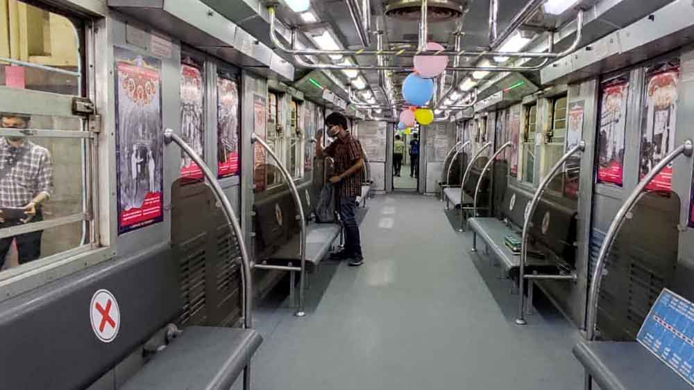 এখন কলকাতার উত্তরে দক্ষিণেশ্বর থেকে দক্ষিণে কবি সুভাষ পর্যন্ত চলছে মেট্রো রেল।