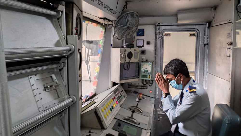 ব্রিটিশ আমলের পর থেকে কলকাতা শহরের অর্থনৈতিক উন্নতির সঙ্গে সঙ্গে রাস্তাঘাটের বিস্তার দরকার ছিল। শহরের সংকীর্ণ এবং কম সংখ্যক রাস্তার জন্য যানজট নিত্য সমস্যা হয়ে দাঁড়িয়েছিল। তা থেকে রেহাই পেতে বিকল্প পথের সন্ধান শুরু হয়। আর তখনই স্বাধীনতা ভারতে প্রথম মাটির তলা দিয়ে রেল চালানোর ভাবনা।