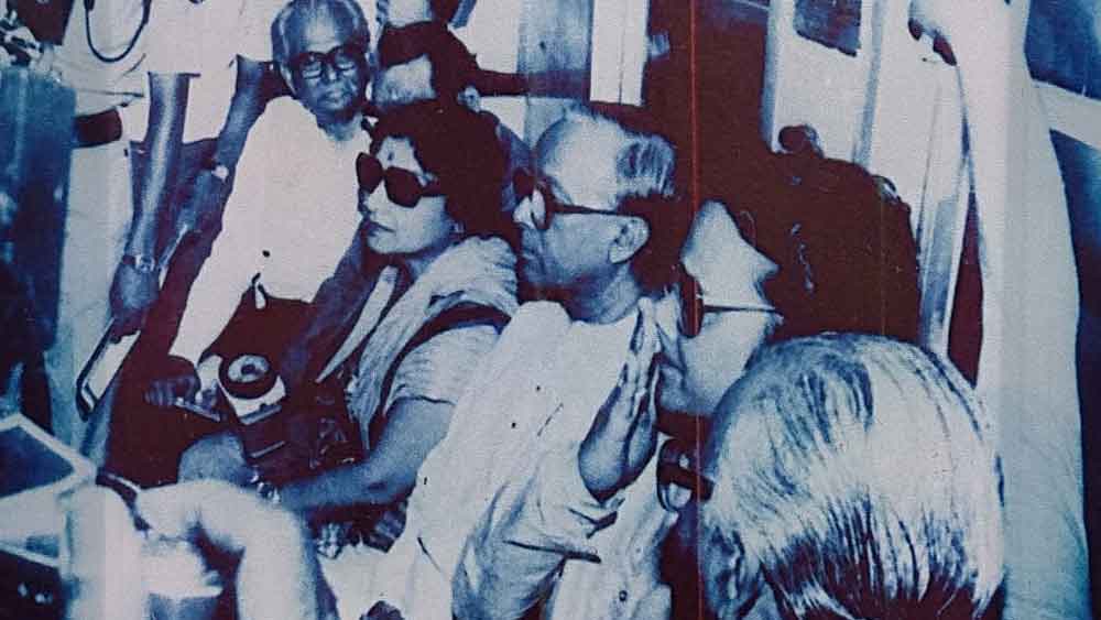 কলকাতা মেট্রোয় জড়িয়ে রয়েছে বিখ্যাত ব্যক্তিদের বিভিন্ন স্মৃতি। ১৯৮৬ সালের ২৮ এপ্রিল পশ্চিমবঙ্গের তৎকালীন মুখ্যমন্ত্রী জ্যোতি বসু মেট্রোয় সফর করেন।