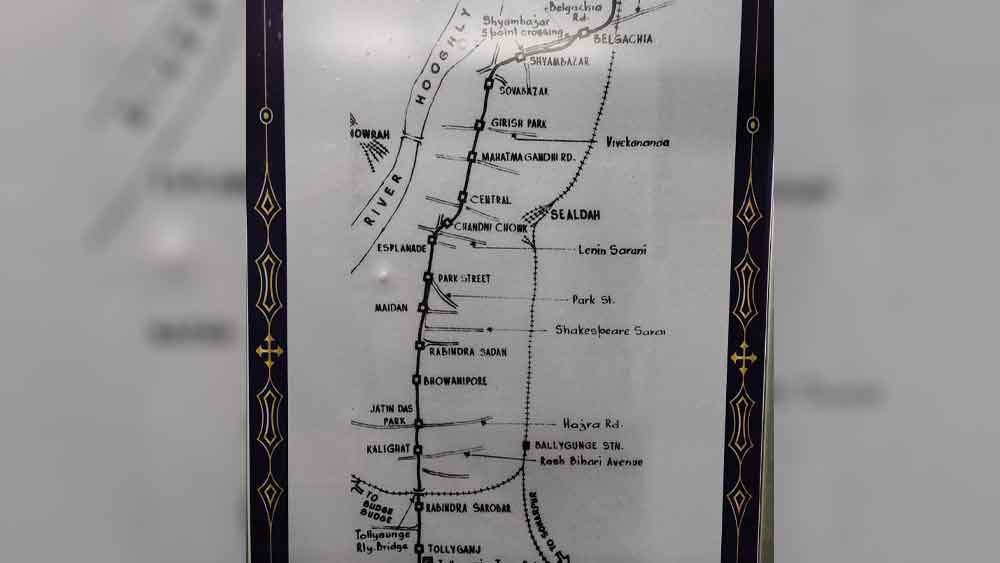 শুধু এই রেলের জন্য চেন্নাইয়ের ইন্টিগ্রাল কোচ ফ্যাক্টরিতে বিশেষ কামরা তৈরি করে দুই ভারতীয় সংস্থা। অবশেষে ১৯৮৪ সালের ২৪ অক্টোবর ভবানীপুর থেকে (এখন নেতাজী ভবন) এসপ্ল্যানেড পর্যন্ত যাত্রী নিয়ে শুরু হয় মেট্রো। তবে তখন একটি ট্রেনে কোচের সংখ্যা ছিল চার। এখন যা আট হয়েছে।