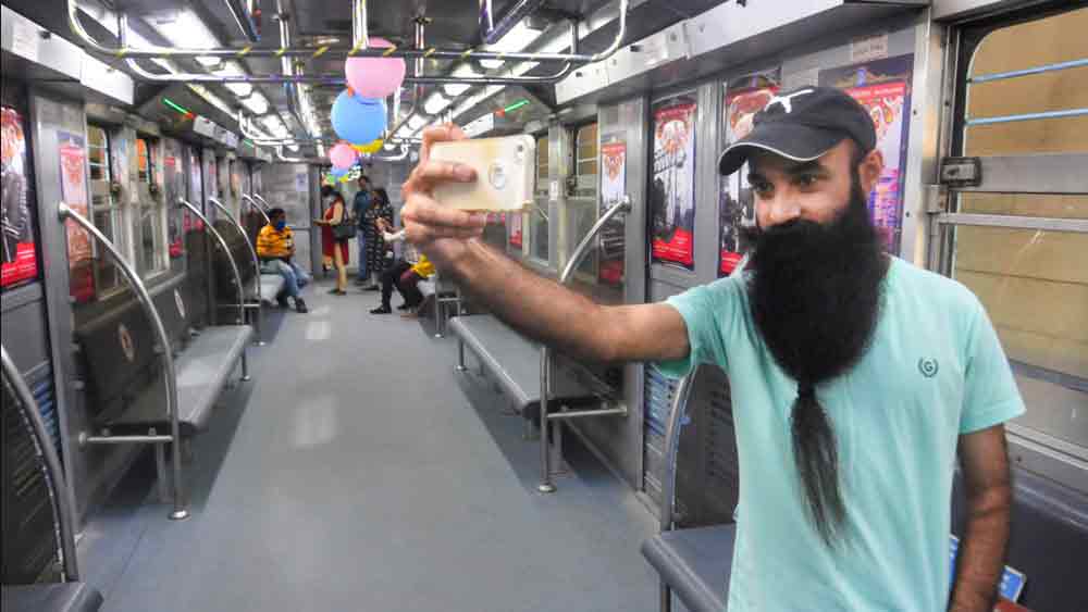 এ ছাড়া গত বছর থেকে ইস্ট-ওয়েস্ট মেট্রোর পথ চলাও শুরু হয়েছে। সেক্টর ফাইভ থেকে ফুলবাগান পর্যন্ত চলছে ট্রেন। আগামিদিনে শহর বিভিন্ন প্রান্তে ছড়িয়ে রয়েছে মেট্রোর একাধিক প্রকল্প। মেট্রোর এক কর্তা কথায়, ‘‘৩৭ বছর আগে এসপ্ল্যানেড স্টেশনে কলকাতার মানুষ প্রথম পাতাল রেল দেখে। যা ছিল বিস্ময়ের নজির। এখন শহরে জালের মতো ছড়িয়ে যাচ্ছে মেট্রো।’’ সত্যিই তো গর্ব হয়!