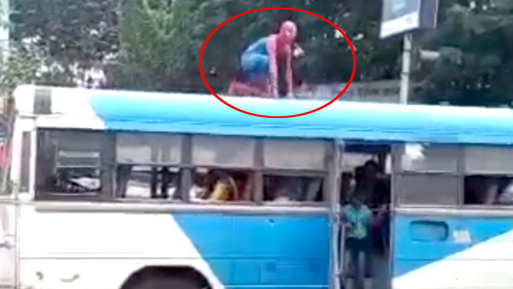 দুর্গাপুরে বাসের ছাদে লাফিয়ে বেড়াচ্ছে ‘স্পাইডার ম্যান’, দেখুন সেই ভিডিয়ো