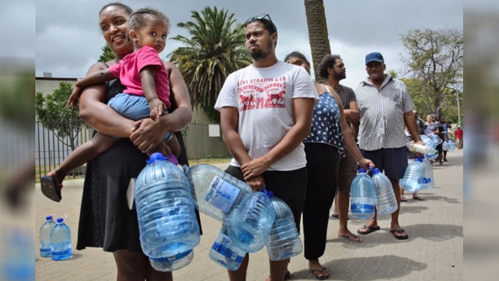 এত চেষ্টার পরও অনেক সময়ই জল সঙ্কটে ভুগতে হয় তাঁদের। বিশেষ করে ২০ শতকে বারমুডার পর্যটন শিল্প ফুলেফেঁপে ওঠায় জলের সঙ্কট তৈরি হয়েছিল। তা কাটাতে ওই সময়ই দ্বীপের প্রথম ডিস্যালিনেশন প্ল্যান্ট (desalination plants) গড়ে ওঠে। সমুদ্রের নোনা জলকে পরিশ্রুত করে তা পানীয় জল হিসাবে ব্যবহার শুরু হয়।