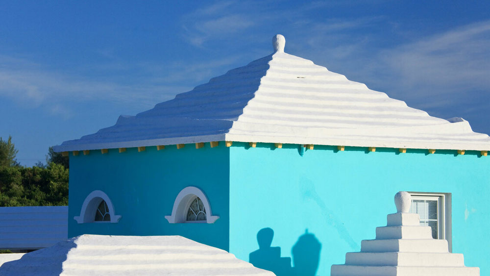 চুনাপাথর-নির্মিত ছাদ বেয়ে জল নীচের দিকে গড়িয়ে আসে। তারপর পাইপ দিয়ে ভূগর্ভের জলাধারে প্রবেশ করে বৃষ্টির জল। জল সঞ্চয়ের জন্য প্রতিটি ঘরের নীচেই ১০০ গ্যালনের জলাধার থাকা বাধ্যতামূলক।