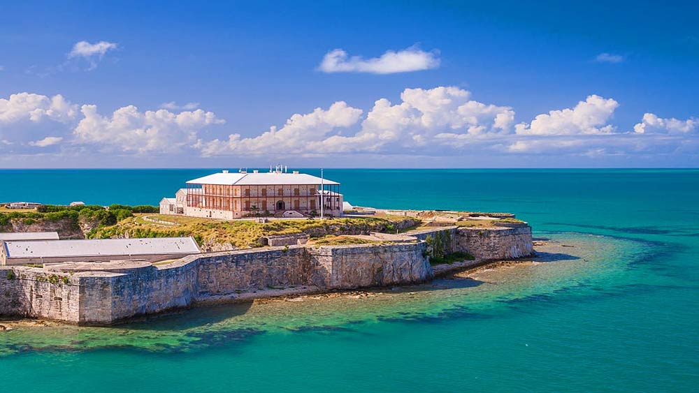 পানীয় জলের সমস্যা দূর করার জন্য স্থানীয়েরা এ ভাবেই বৃষ্টির জল সঞ্চয় করে রাখেন। সারা বছর এই সঞ্চিত বৃষ্টির জল পরিশ্রুত করেই পানীয় জলের সঙ্কট দূর করেন তাঁরা। পাশাপাশি জলের অপচয় না করারও কথা দিনভর মেনে চলেন।