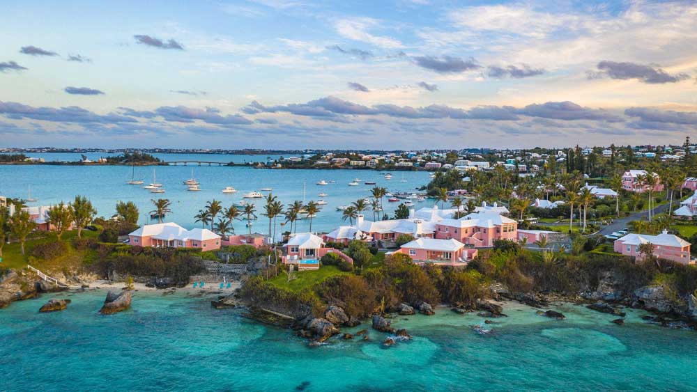 বারমুডায় গিয়ে থাকলে যে বিষয়টি প্রথমেই চোখে পড়বে তা হল, এর ঘর-বাড়ির স্থাপত্য। নতুন-পুরনো মিলিয়ে প্রতিটি বাড়িই দেখতে একইরকম। সাদা রঙের চুনাপাথরের ছাদ। চতুর্দিকে ঢাল থাকা সেই ছাদে খাঁজকাটা নক্সা করা। যাতে সহজেই জল গড়িয়ে পড়ে যেতে পারে।