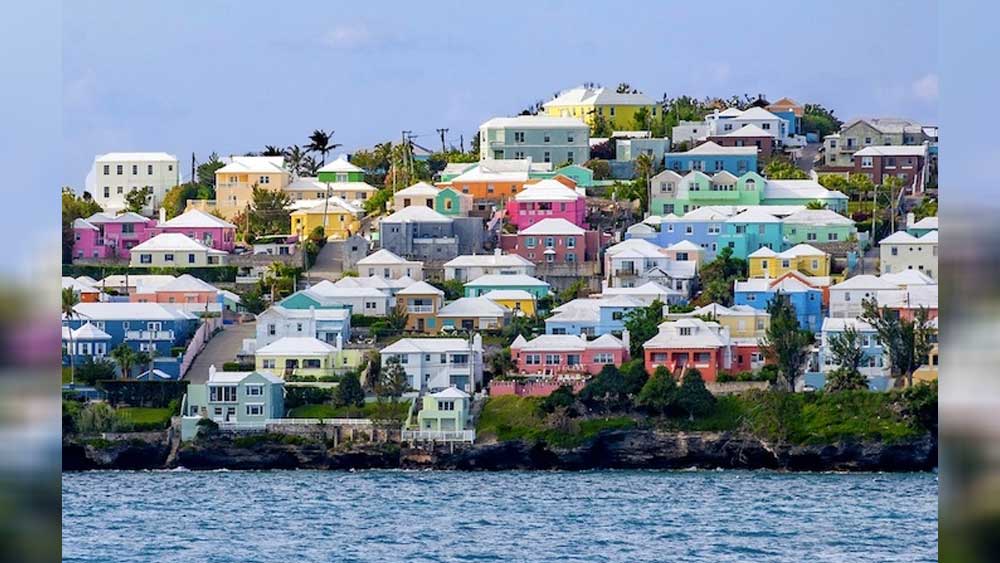 এই দ্বীপের নাম বারমুডা। আটলান্টিক মহাসাগরের বুকে জেগে থাকা একটি দ্বীপ। বিস্তৃতি মাত্র ৫৩ বর্গ কিলোমিটার। ২০২০ সালের ওয়ার্ল্ড ব্যাঙ্কের সমীক্ষা অনুযায়ী জনসংখ্যা ৬৪ হাজার।