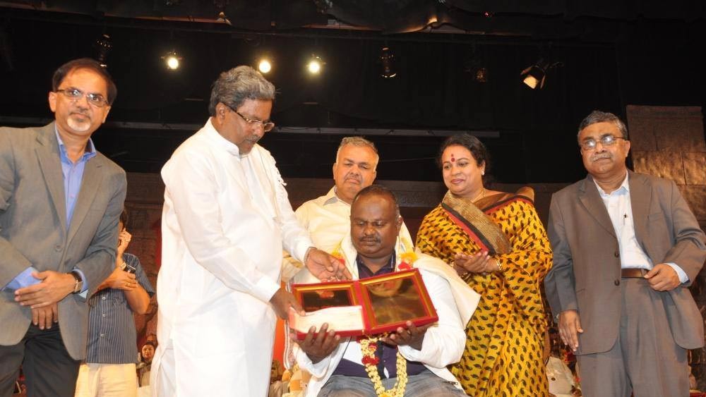 অটো রাজার এই কাজের কথা ছড়িয়ে পড়তে সময় লাগেনি। সারা দেশেই তিনি প্রশংসিত হয়েছেন। জনহিতকর কাজের জন্য একাধিক পুরস্কারও পেয়েছেন। প্রচুর তারকার সঙ্গে সাক্ষাতের সুযোগ পেয়েছেন। বিভিন্ন মহল থেকে তাঁর কাছে এখন অনুদানও পৌঁছে যায়।