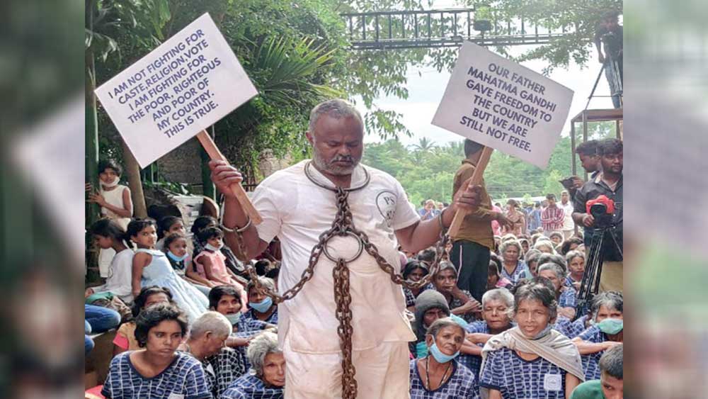 প্রথম দিকে নিজের ঘরেই আশ্রয় দিতেন তিনি। পরবর্তীকালে তাঁকে আলাদা করে একটি ঘর ভাড়া নিতে হয়েছে। অটো রাজা নিজের সমস্ত উপার্জন দিয়েই দুঃস্থদের পাশে দাঁড়ান। 