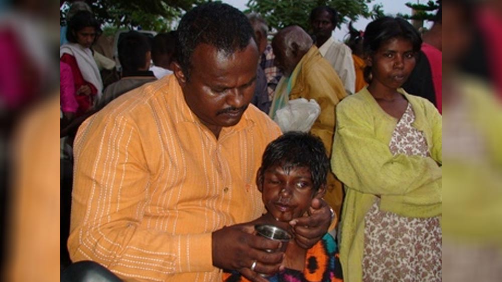 পরিবর্তিত রাজা অত্যন্ত মানবিক হয়ে ওঠেন। রাস্তার পাশে মানসিক ভারসাম্যহীন মানুষ, না খেতে পেয়ে শীর্ণকায় কাউকে দেখতে পেলেই বুকের ভিতরে যেন ছ্যাঁকা লাগত তাঁর। অটো থামিয়ে রাস্তার পাশ থেকে উদ্ধার করে নিজের বাড়িতে আশ্রয় দিতেন। অটো চালিয়ে যা রোজগার করতেন সেটা দিয়েই তাঁদের পেট চালাতেন। অন্তত ২০ বছর ধরে এ ভাবেই দুঃস্থদের পাশে দাঁড়িয়ে আসছেন তিনি। এই ২০ বছর ধরে অন্তত ১৯ হাজার দুঃস্থের ভরণপোষণের দায়িত্ব তুলে নিয়েছেন একার কাঁধেই।
