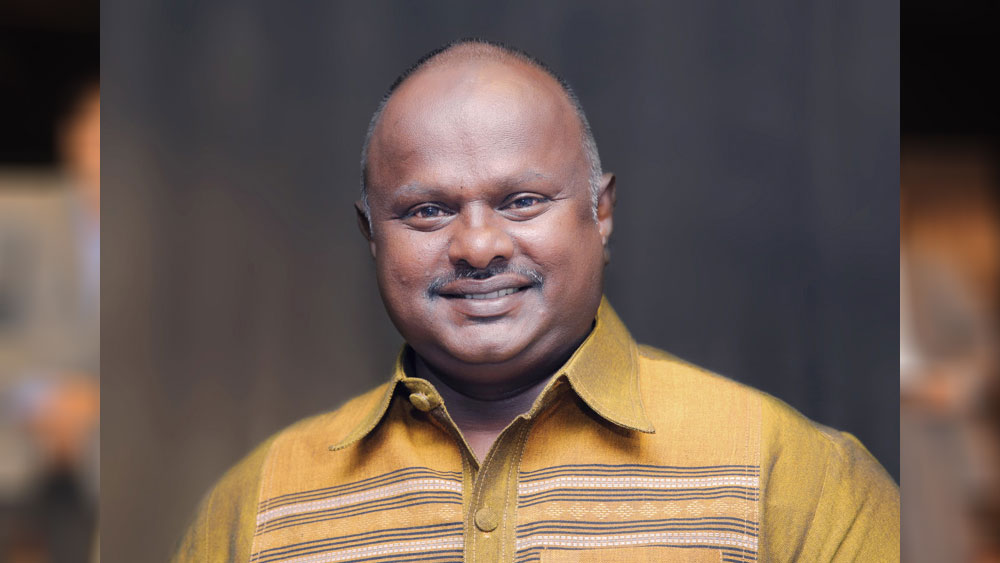 রাজা তখন ১৬ বছরের কিশোর। রাস্তায় রাস্তায় অসামাজিক কাজকর্ম করে বেড়াতে শুরু করেছিলেন। বিভিন্ন দুষ্কৃতীদের দলেও নাম লিখিয়েছিলেন তিনি। ওই বেপরোয়া ভাবই একদিন কাল হয়ে উঠেছিল তাঁর। শেষে পুলিশের হাতে ধরা পড়ে যান রাজা।