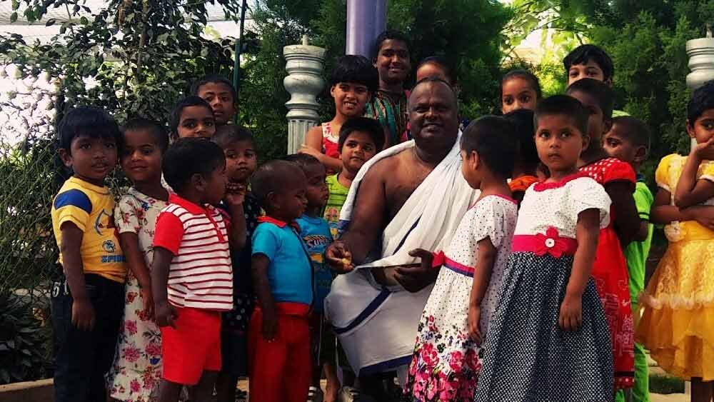 উত্তর তামিলনাড়ুর বানিয়াম্বাড়িতে জন্ম তাঁর। মা-বাবা ভালবেসে নাম রেখেছিলেন থমাস রাজা। কিন্তু চুরির নেশা তাঁকে ক্রমশ মা-বাবার থেকে দূরে সরিয়ে নিয়ে যায়। পাড়া-প্রতিবেশীদের, ছেলের স্কুলের শিক্ষক-শিক্ষিকাদের, ছেলের সহপাঠীদের, অভিভাবকদের অভিযোগ শুনতে শুনতে ছেলের কৃতকর্মে অতিষ্ঠ হয়ে উঠেছিলেন তাঁরা। সহ্যের সীমা পেরিয়ে গেলে একদিন রাজাকে বাড়ি থেকেই বার করে দেন তাঁরা। তাতে যেন শাপে বর হয়েছিল রাজার। মা-বাবার ছত্রছায়া থেকে মুক্ত হয়ে আরও বেপরোয়া হয়ে উঠেছিলেন তিনি।