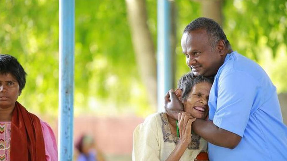 স্কুলে সহপাঠীদের কখনও ভয় দেখিয়ে, কখনও মারধর করে টাকা হাতিয়ে নিতেন। সহপাঠীদের থেকে টাকা না পেলে ছেলেমেয়েদের মারধরের হুমকি থেকে নিস্তার পেতেন না অভিভাবকেরাও। পরবর্তীকালে এলাকার কুখ্যাত দুষ্কৃতী হিসাবে চিহ্নিত হয়ে যান তিনি। সমাজবিরোধী কাজে অর্থ উপার্জনের নেশায় বুঁদ হয়ে গিয়েছিলেন তিনি। কিন্তু সারা জীবন মা-বাবা হাজার বুঝিয়েও যে পথে আনতে পারেননি তাঁকে, মাত্র ৩০ দিনের কারাবাসই সে পথে নিয়ে গেল তাঁকে।