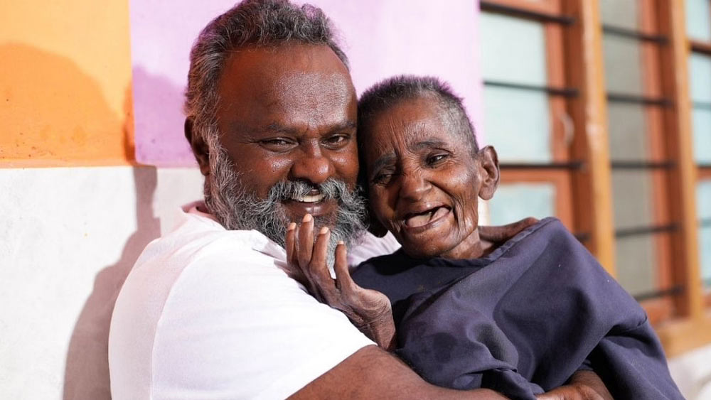 ছোট থেকেই অপরাধমূলক কাজে এক রকম আসক্তই হয়ে পড়েছিলেন। চুরি, ছিনতাই, মারপিট এ সব ছিল বাঁ হাতের খেলা, তাঁর ভালবাসা। আর সেই ভালবাসার সূত্রপাত হয়েছিল নিজের পরিবার থেকেই। মায়ের মঙ্গলসূত্র চুরি করা, বাবার পকেট কাটা, এ ভাবে বাড়ি থেকে টাকা হাতিয়েই নিজের চাহিদা মেটাতে সিদ্ধহস্তও হয়ে উঠেছিলেন ক্রমশ। যত সময় এগিয়েছে সেই ‘শিল্পকলা’ বাড়ির সীমানা ছাড়িয়ে ক্রমে বাইরেও ছড়িয়ে ফেলেছিলেন তিনি। 