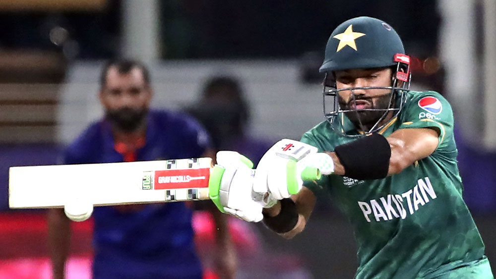 ইনিংসের দ্বিতীয় বলেই ভুবনেশ্বর কুমারকে চার মেরে শুরু করেন মহম্মদ রিজওয়ান। পরের বলেই ডিপ স্কোয়্যারের উপর দিয়ে ছক্কা মারেন।