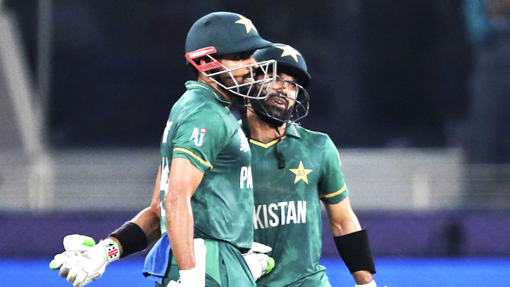 কিন্তু তাতে সমস্যা হয়নি বাবর-রিজওয়ানের। খুচরো রান উঠতে থাকে। নিয়মিত ভাবে সিঙ্গলস এবং দু’ রান নিতে থাকেন দুই ওপেনিং ব্যাটার।