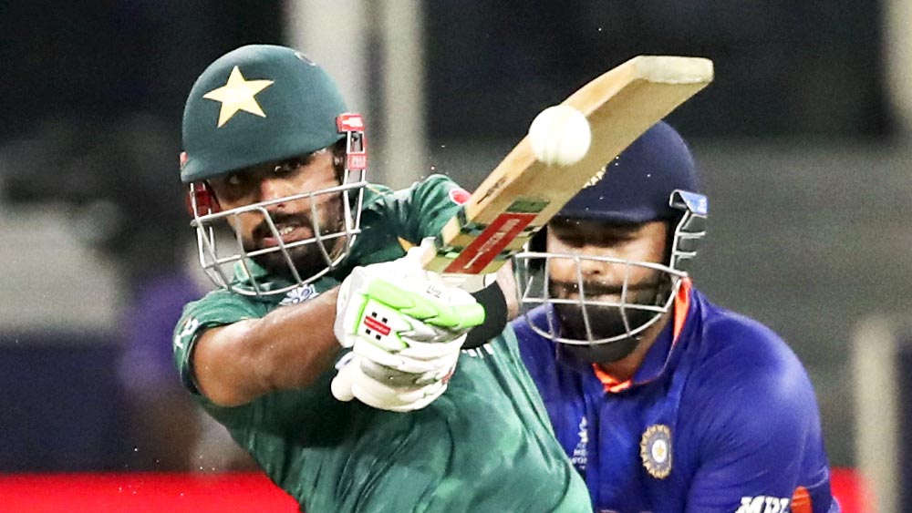 এরপর চার-ছয়ের সংখ্যা কমে যায়। প্রথম আট ওভারের পাঁচটিতে কোনও বাউন্ডারি হয়নি।