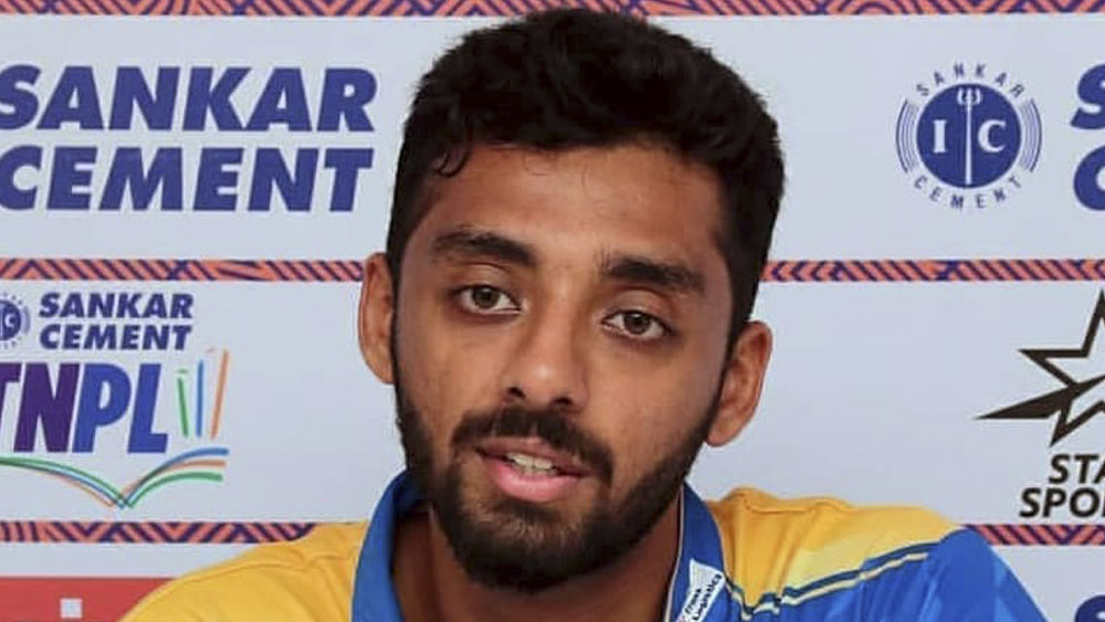 পরের ওভারেই এই চাপ কমিয়ে ফেলেন বাবর ও রিজওয়ান। বরুণ চক্রবর্তীর সেই ওভারে দুজনেই একটি করে ছয় মারেন। ১৬ রান ওঠে বরুণের ওভারে। প্রয়োজনীয় রান রেট প্রায় সাতে নেমে আসে। বাবরের অর্ধশতরান হয়ে যায়। ৪০ বলে ৫০ রানে পৌঁছন পাকিস্তান অধিনায়ক।