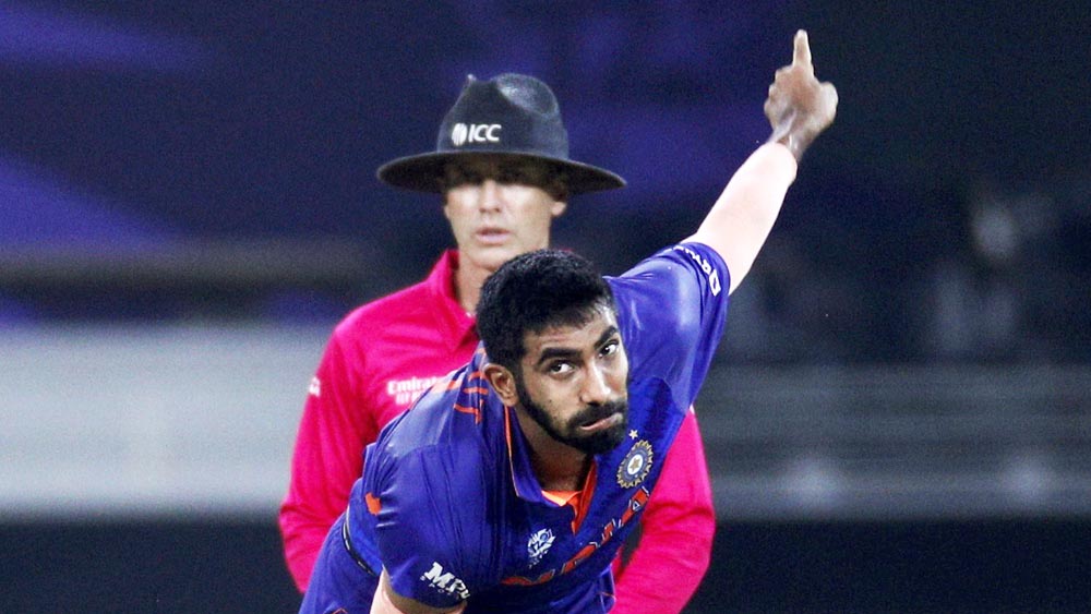 ১০ বল পরে রিজওয়ানও অর্ধশতরানে পৌঁছে যান। যশপ্রীত বুমরাকে চার মেরে ৪১ বলে ৫০ রানে পৌঁছন তিনি।