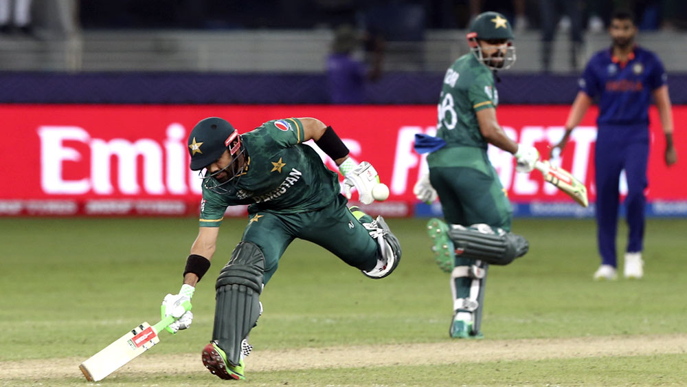 এরপর পাকিস্তানকে আর থামানো যায়নি। ম্যাচ যাতে টানটান উত্তেজনার জায়গায় না পৌঁছয়, সেটা ১৮তম ওভারে নিশ্চিত করেন রিজওয়ান। মহম্মদ শামির ওই ওভারে প্রথম বলেই ফুল টসে ফ্লিক করে ছয় মারেন। পরের দুটি বলে চার হয়।