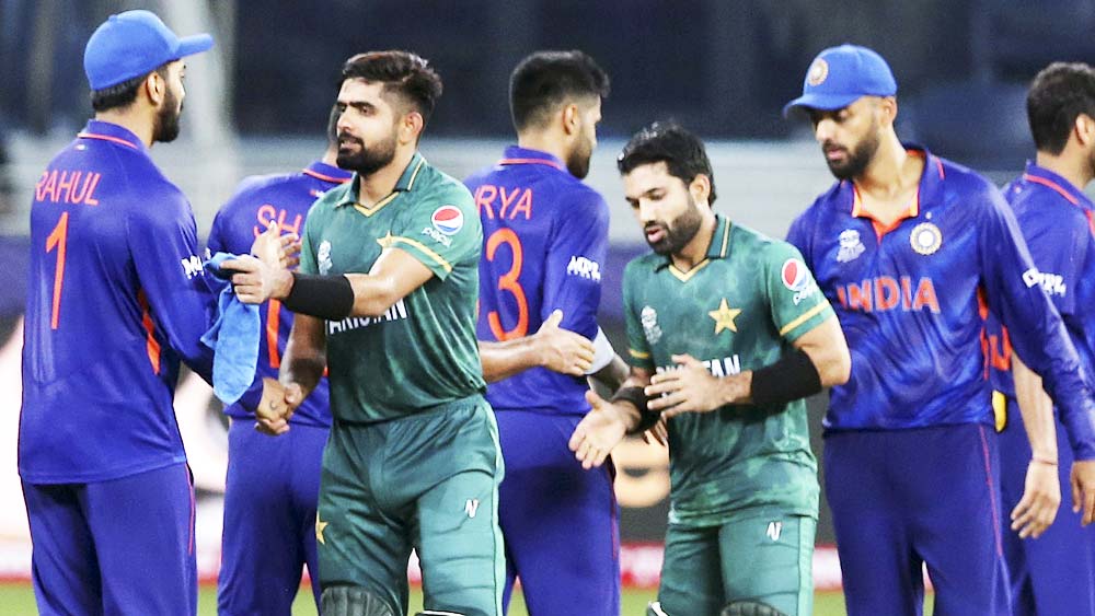 সেই ওভারেই পাকিস্তানের জয়ের রান চলে আসে অধিনায়কের ব্যাট থেকে।