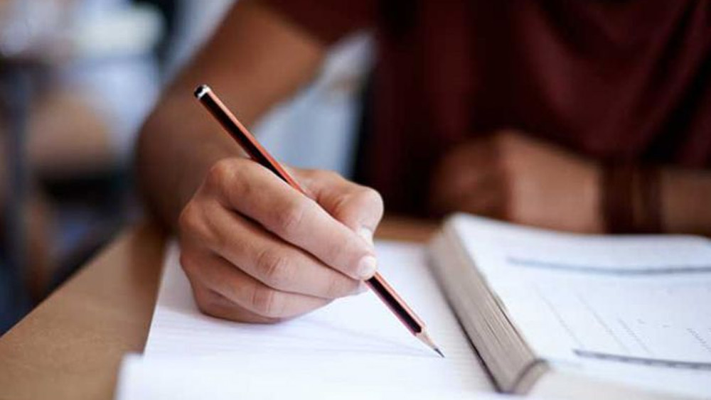 ২০১৫ সালে কম্বাইন্ড ডিফেন্স সার্ভিসেস-এর ফর্ম জমা দিয়েছিলেন। প্রথম বার সাফল্য পাননি। পরের বছর ফের ওই পরীক্ষায় বসেন। মেয়েদের জন্য মাত্র ১২টি আসন ছিল। কম আসন থাকায় মেয়ের সাফল্য নিয়ে সে ভাবে নিশ্চিতও হতে পারেননি তাই মা-বাবা। কিন্তু সবাইকে অবাক করে দ্বিতীয়বারের চেষ্টাতে সফল হন সারিয়া। 