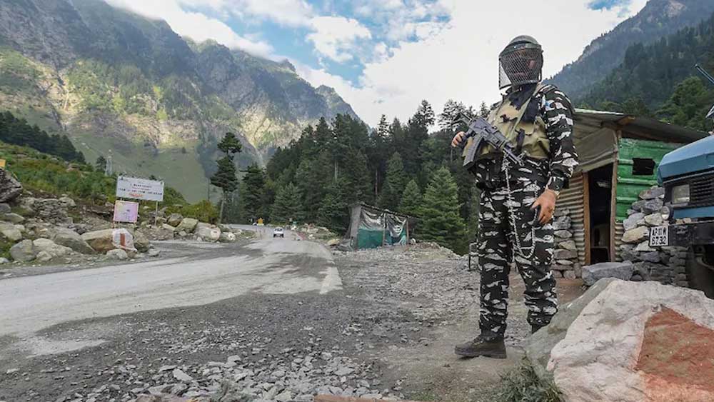 তাঁর কাঁধেই এখন চিন সীমান্তের আকাশ রক্ষার ভার। অরুণাচলপ্রদেশের চিন সীমান্তে ভারতীয় সেনা অফিসার হিসাবে নিযুক্ত করা হয়েছে তাঁকে। গত চার বছর তিনি সেনাবাহিনীতে কর্মরত।