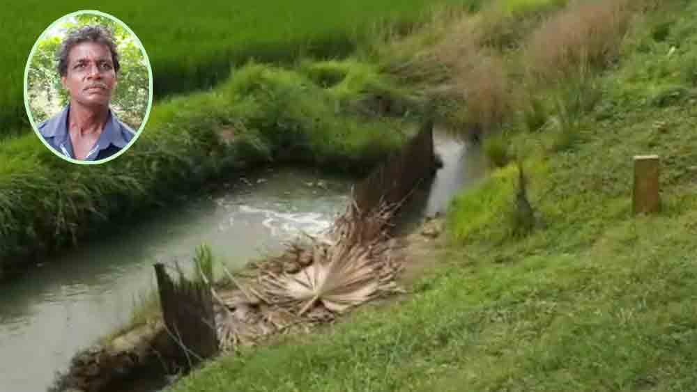 রায়নার দেরিয়াপুর গ্রামের কাছেই এই সেচখালের জলে ওই ব্যাগটি ভাসছিল বলে দাবি এলাকার বাসিন্দা বিজন ঢালি (ইনসেটে)-র। 